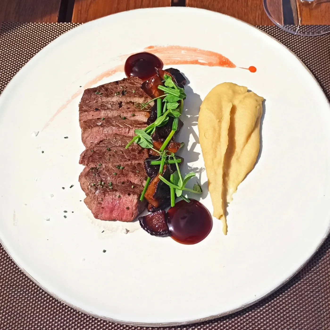 Image alt description