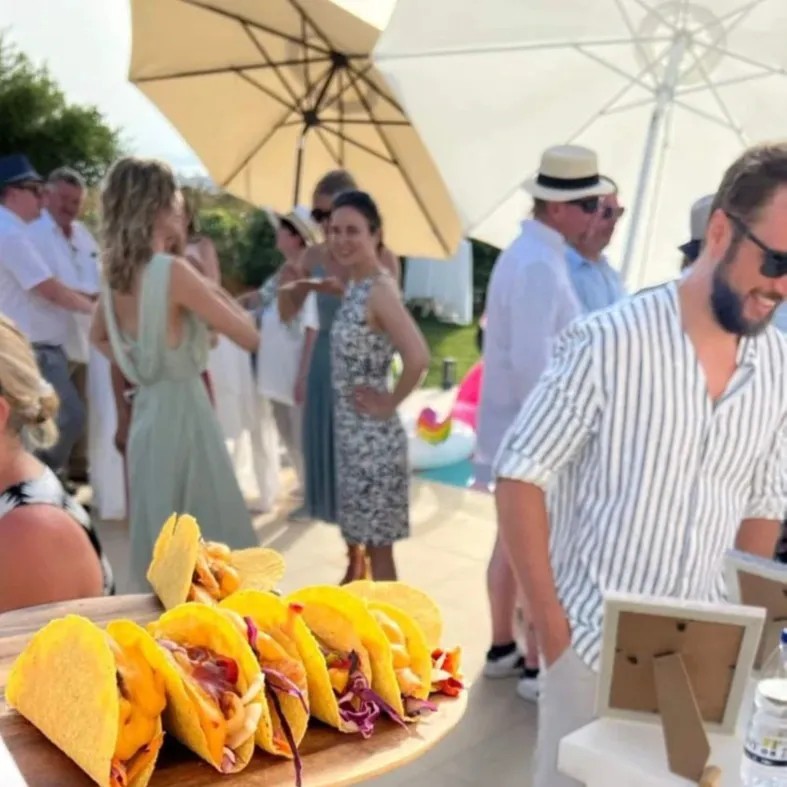 Image alt description