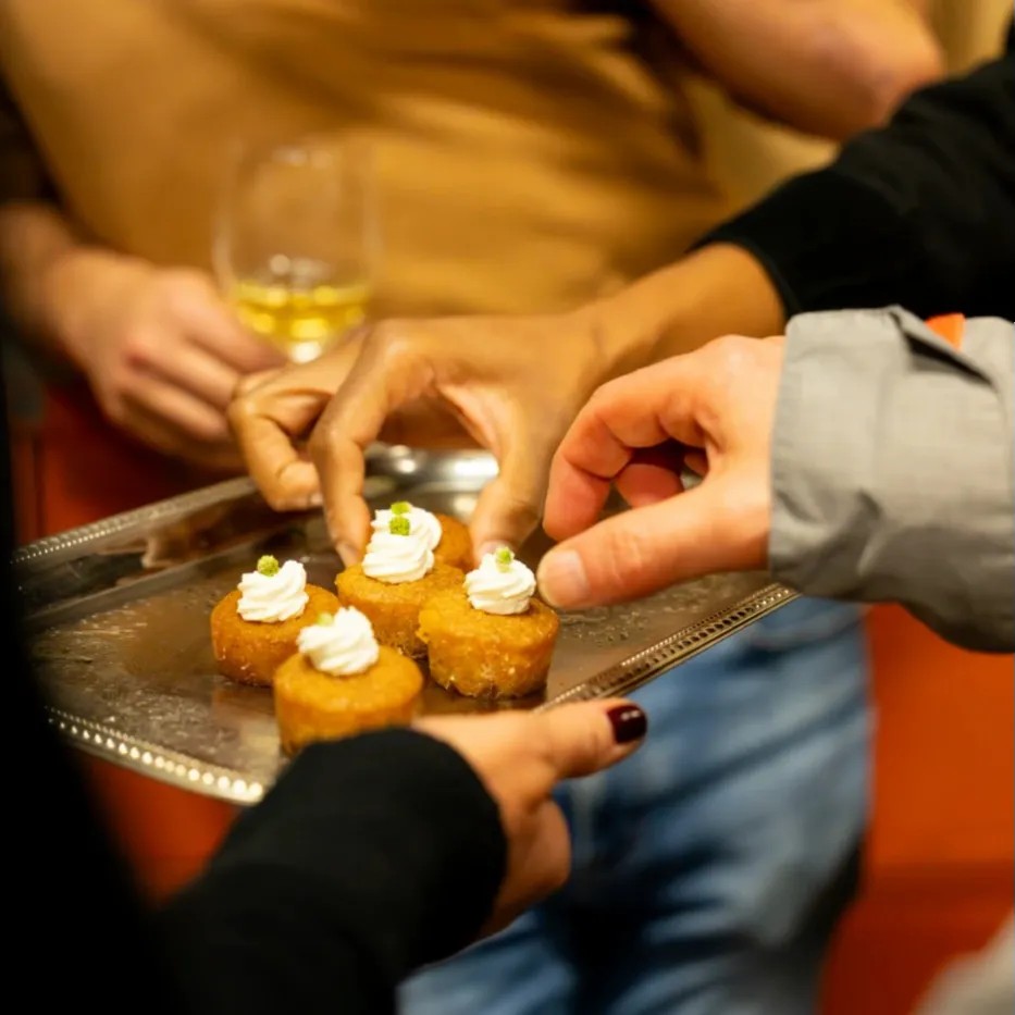 Image alt description