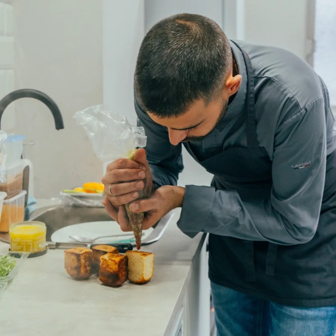 Image alt description