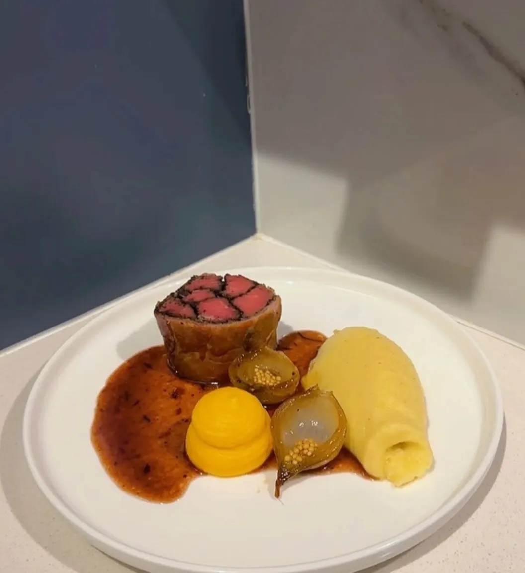 Image alt description