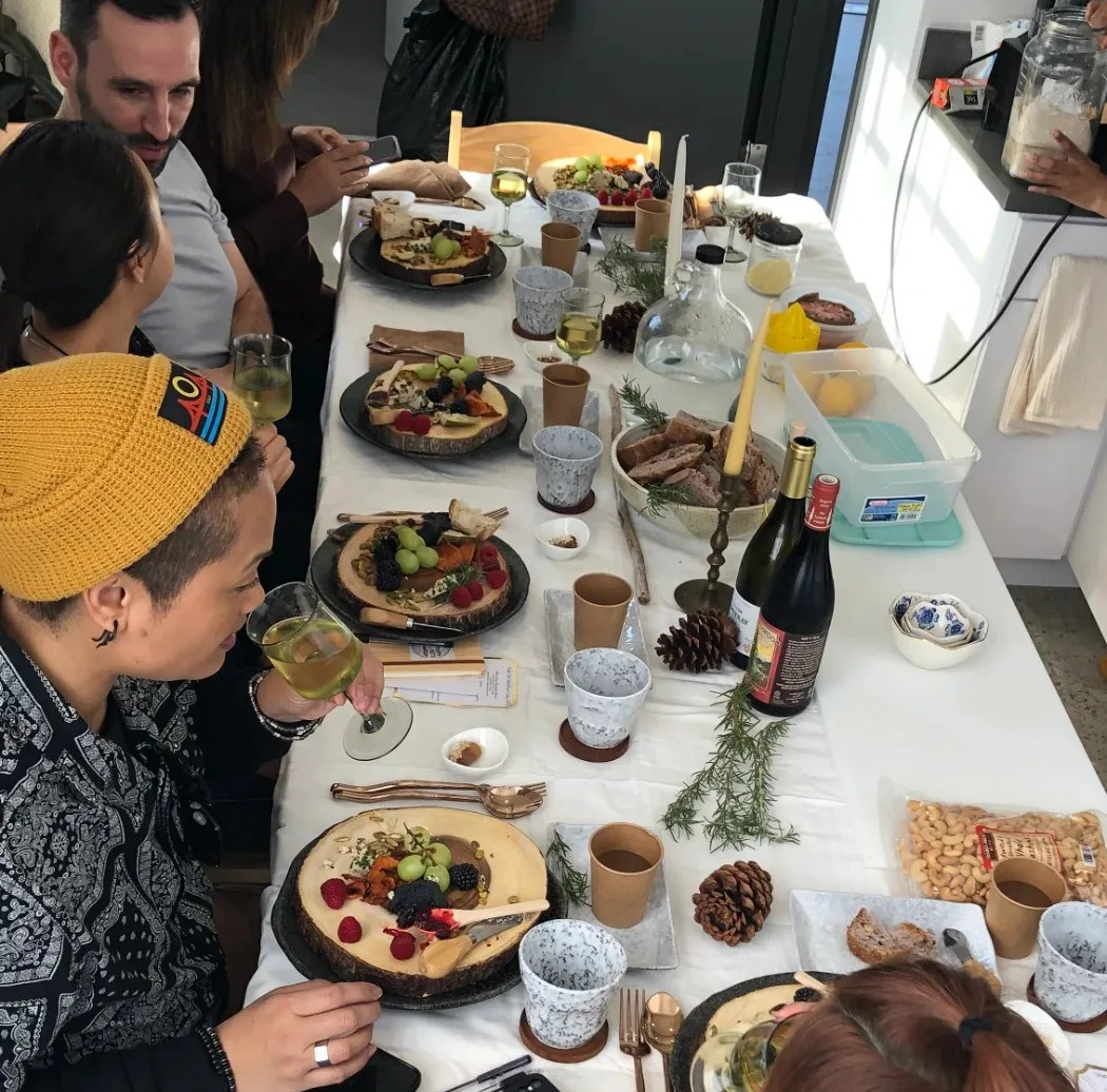 Image alt description