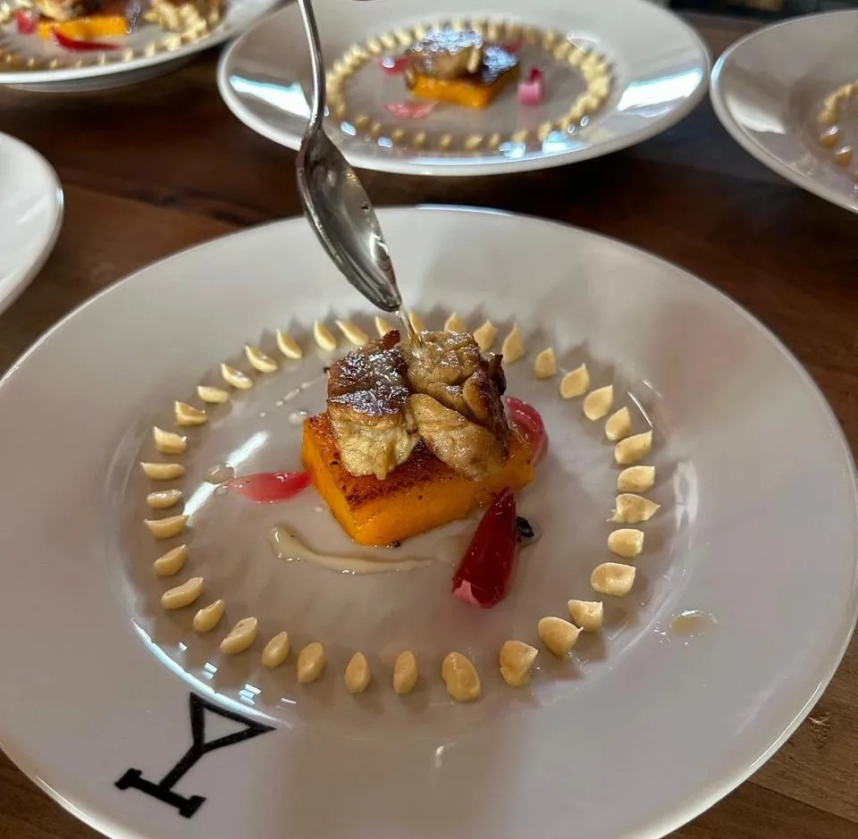 Image alt description