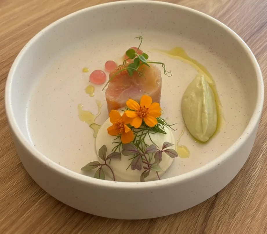 Image alt description