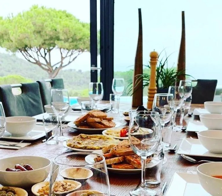 Image alt description