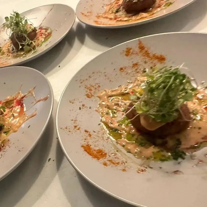 Image alt description