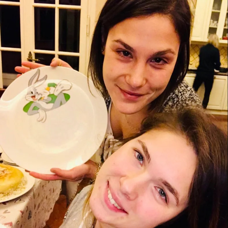 Image alt description