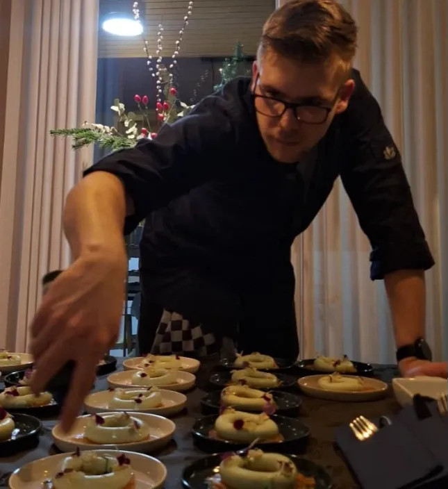 Image alt description