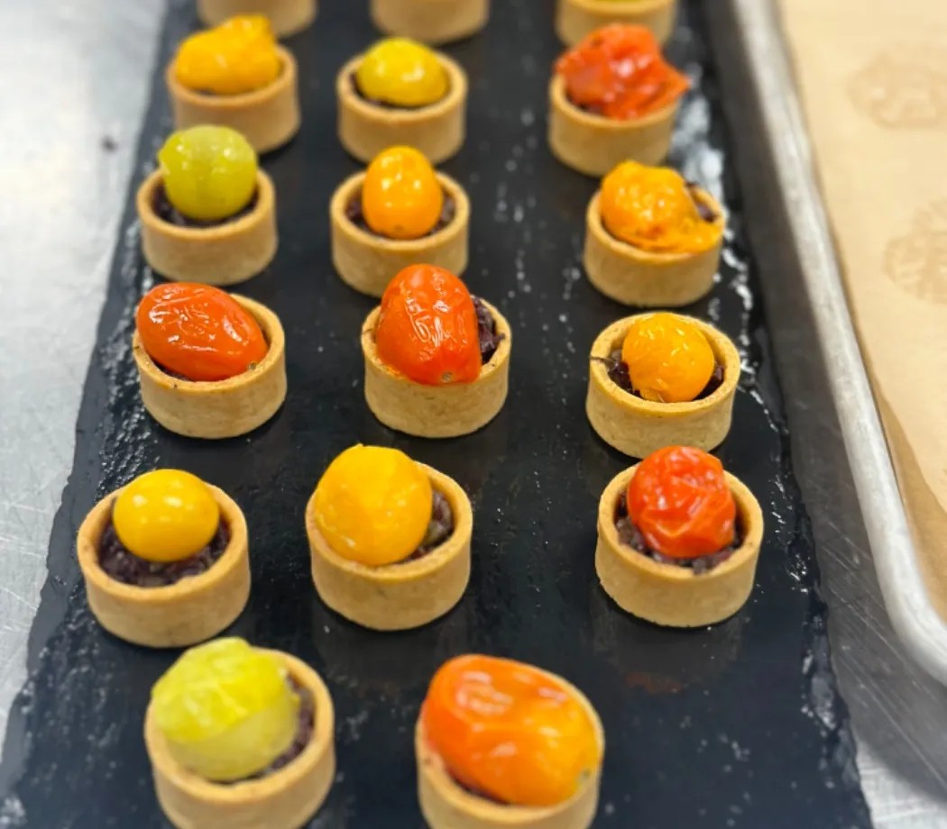 Image alt description