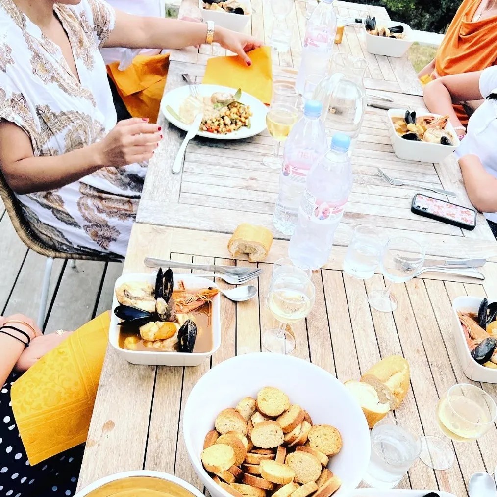 Image alt description