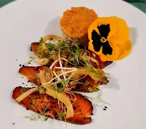 Image alt description