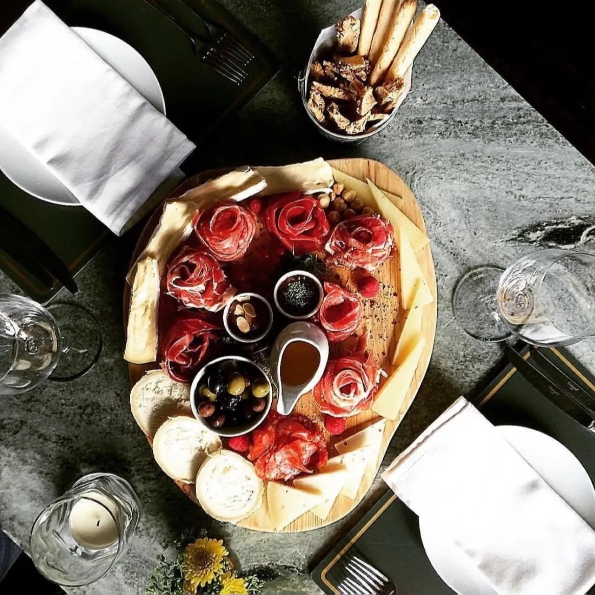 Image alt description