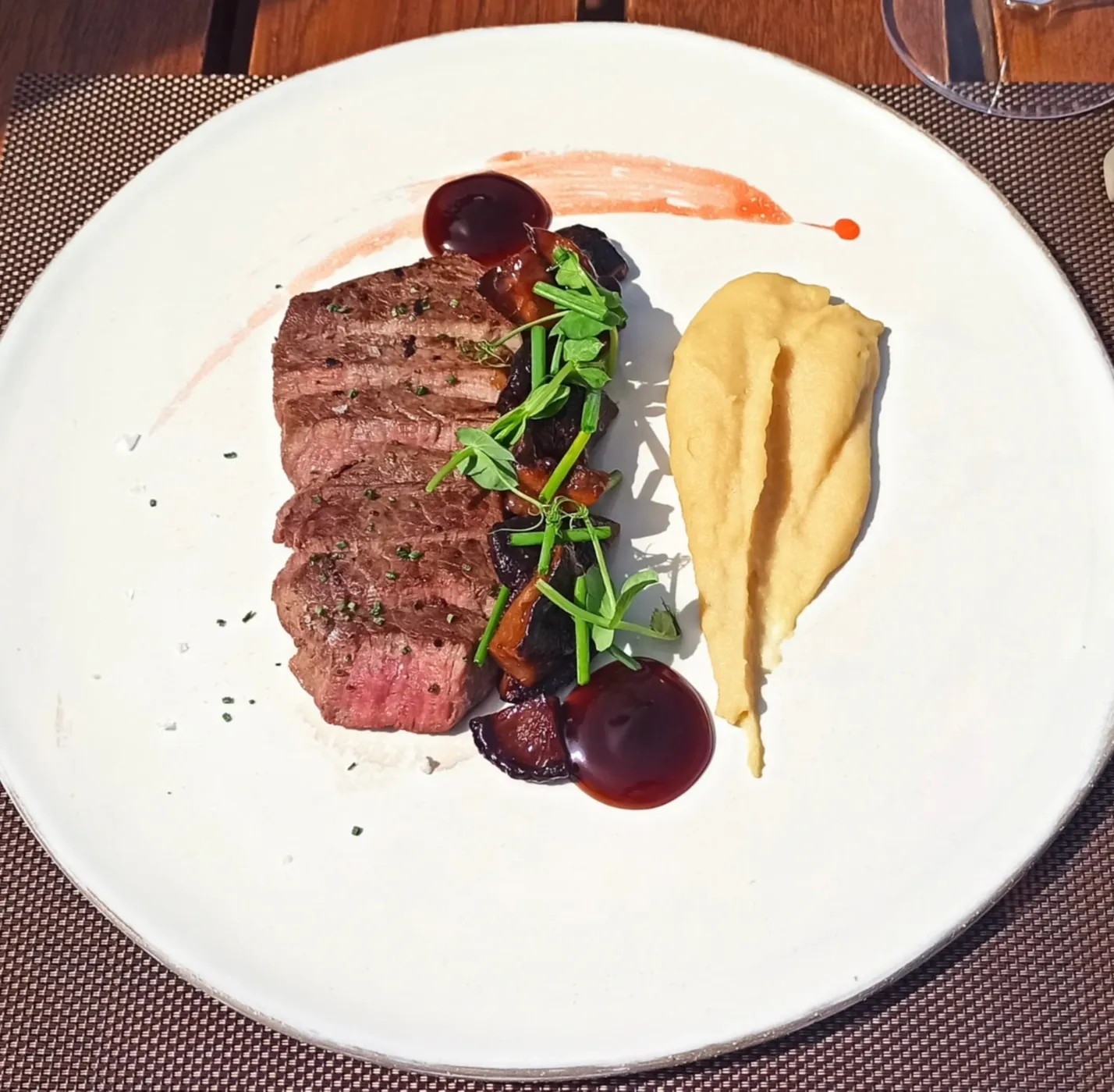 Image alt description