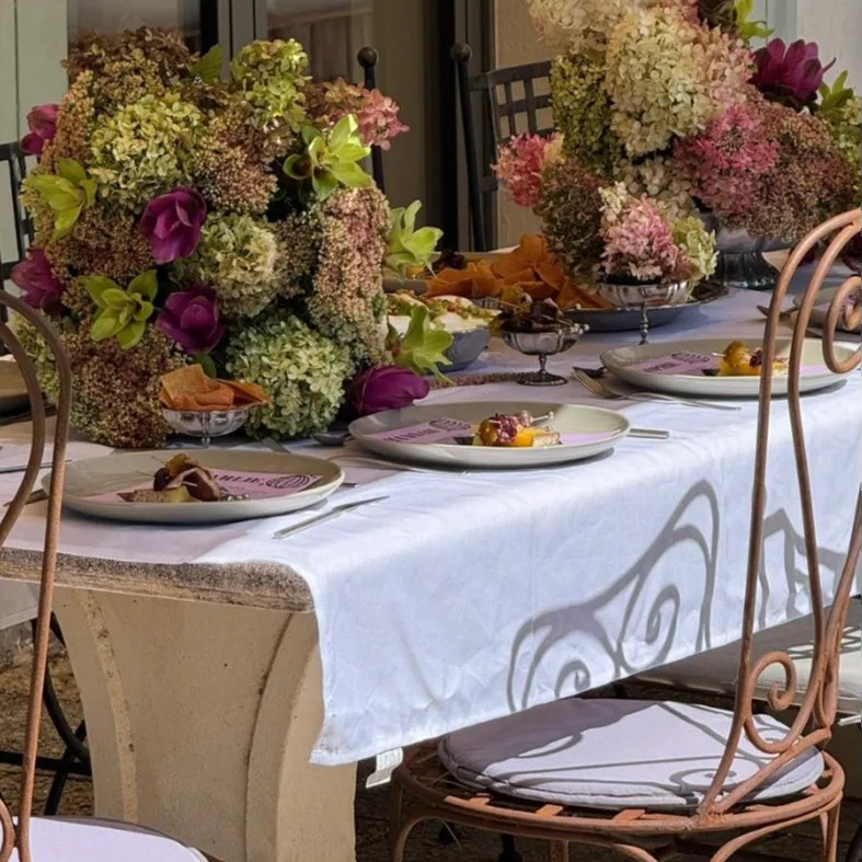 Image alt description