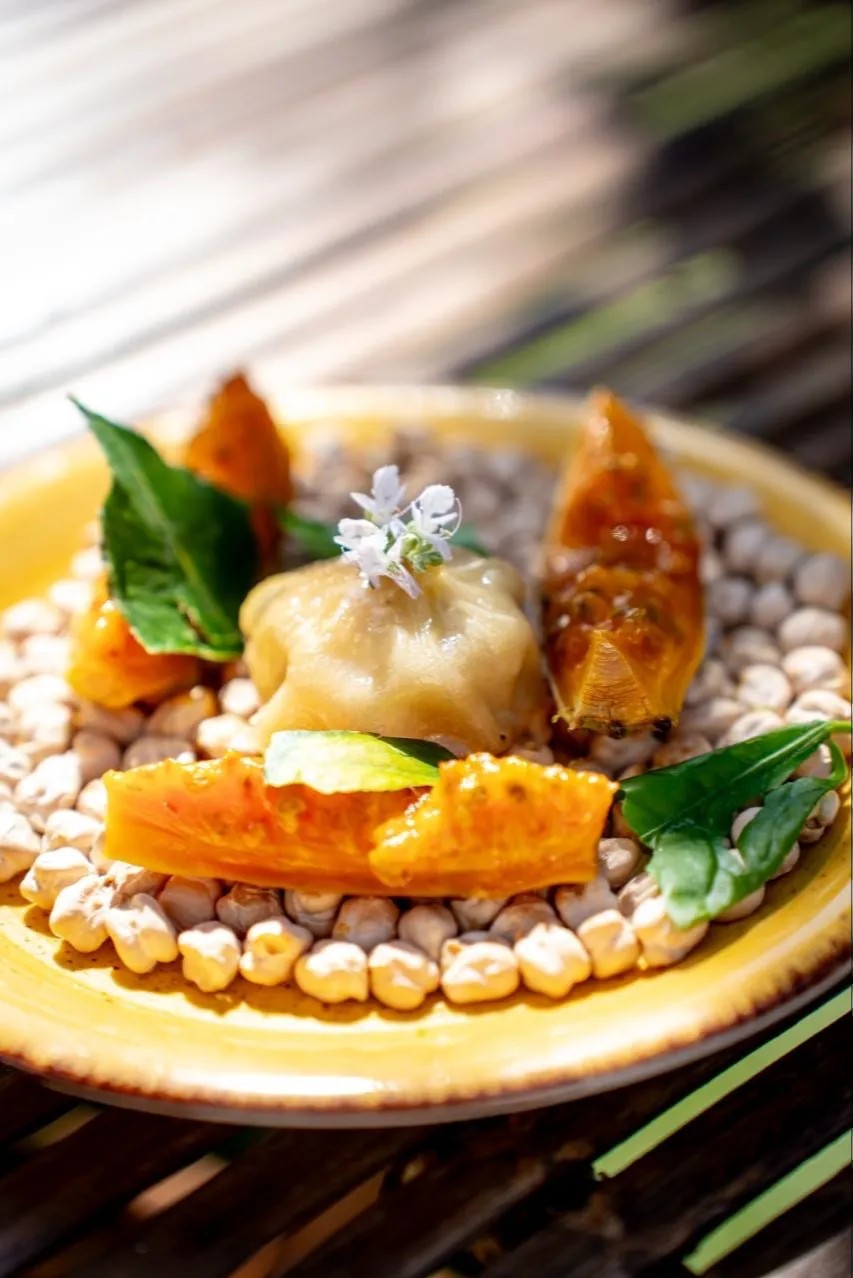 Image alt description