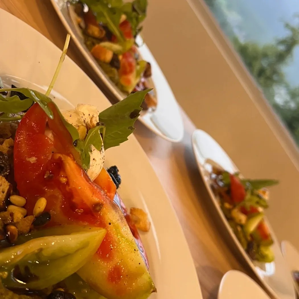 Image alt description