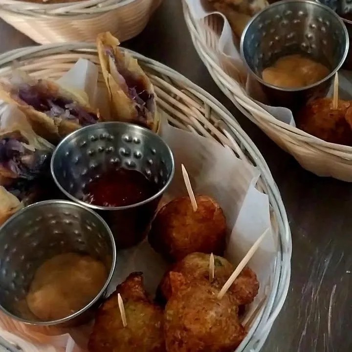 Image alt description