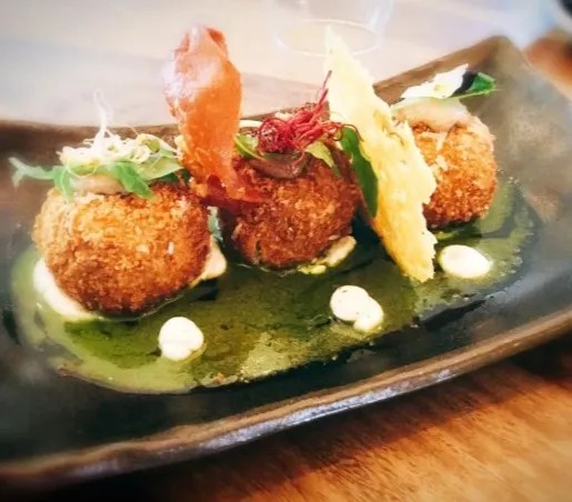 Image alt description