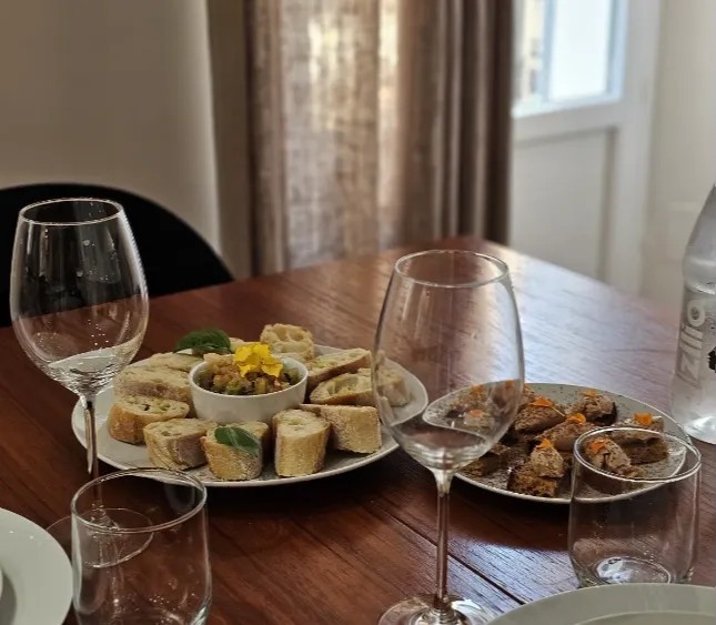 Image alt description