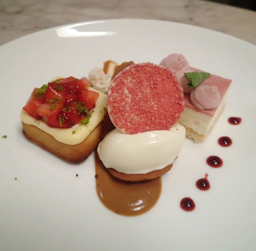 Image alt description