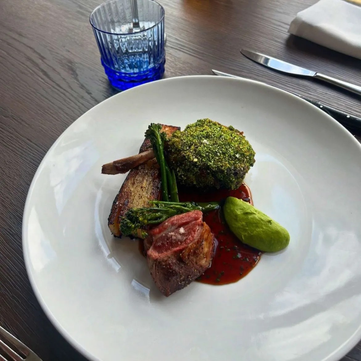 Image alt description