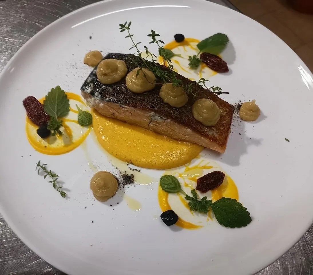 Image alt description