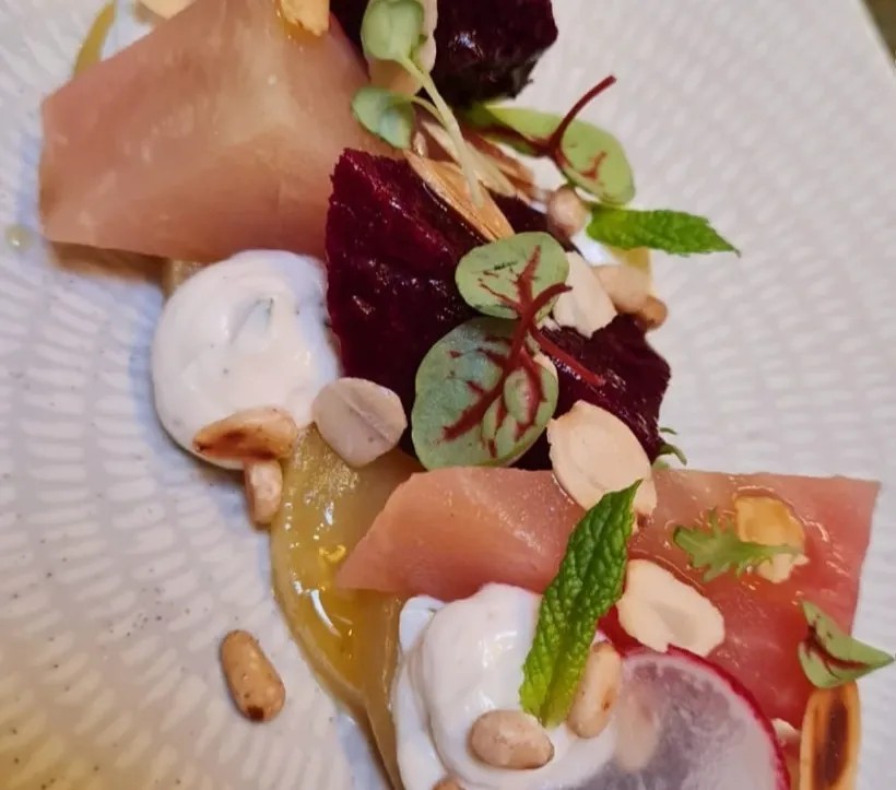 Image alt description