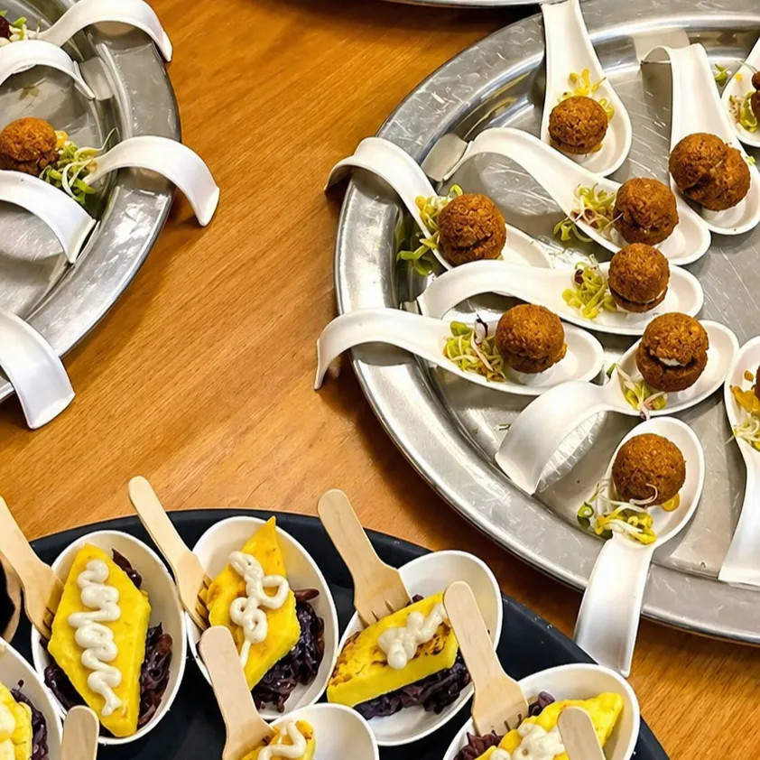 Image alt description