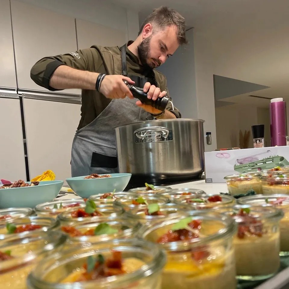 Image alt description