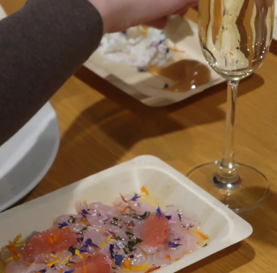 Image alt description