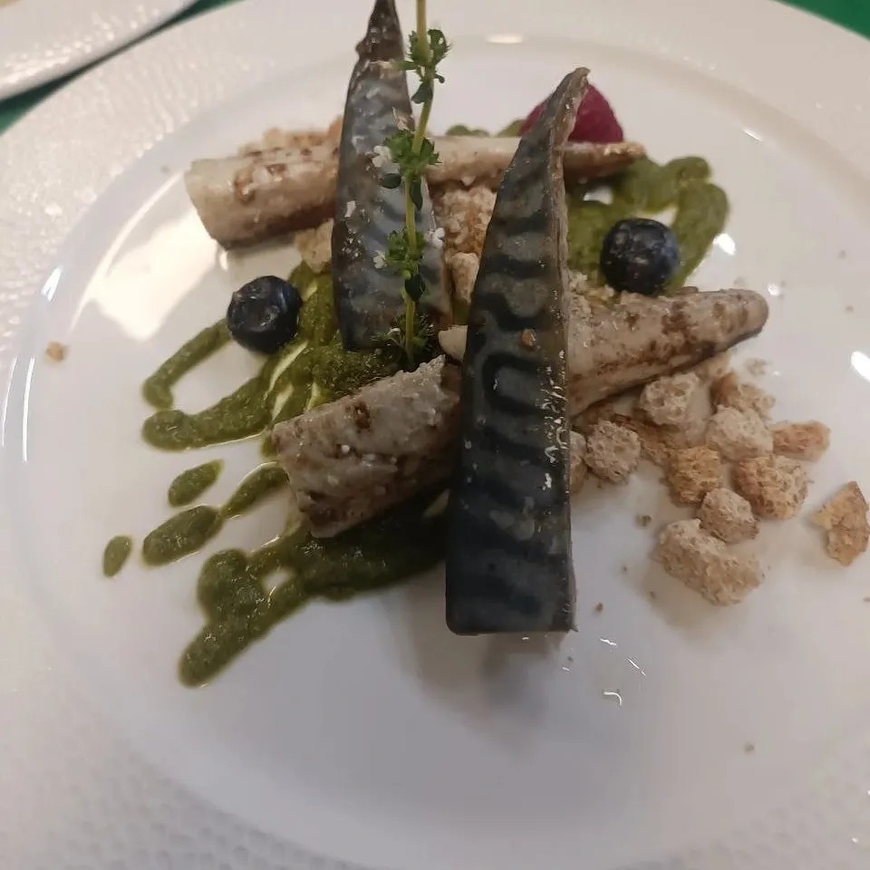 Image alt description