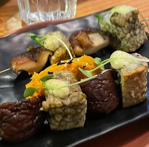 Image alt description