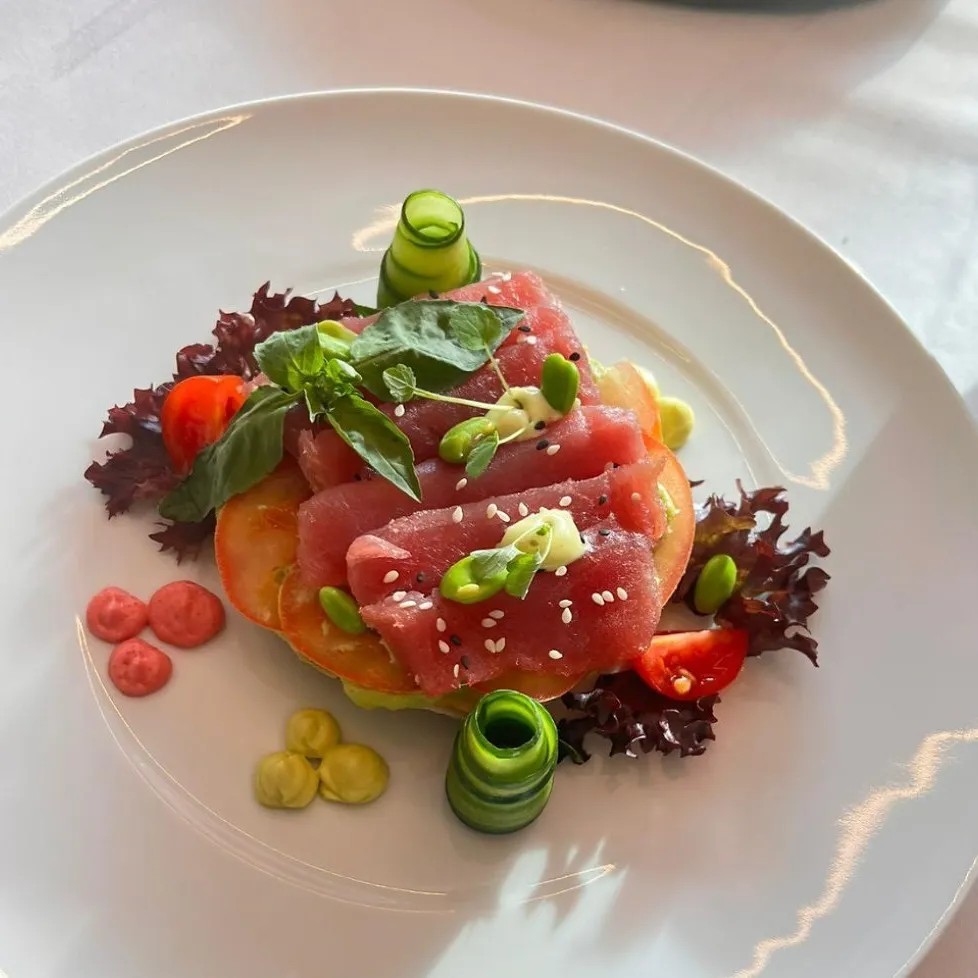 Image alt description