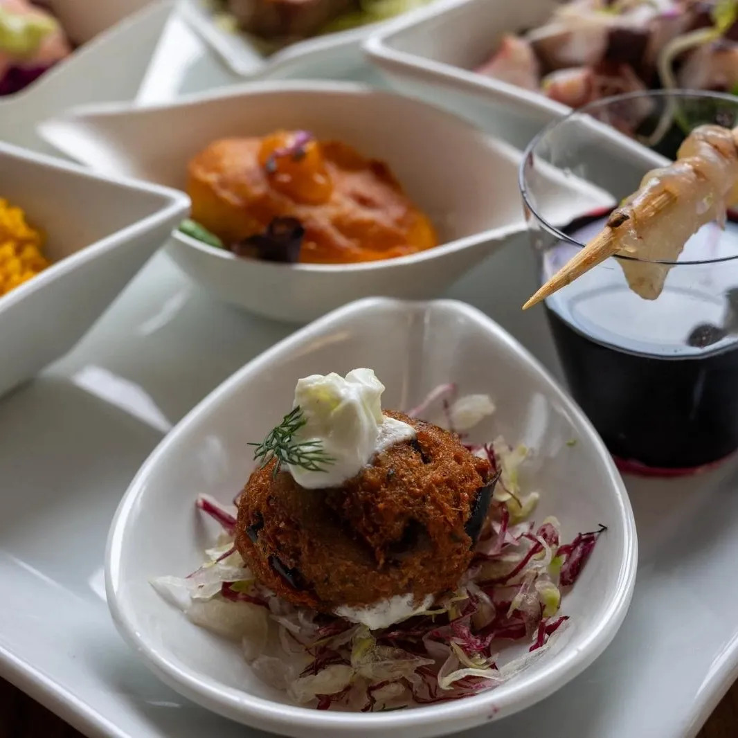 Image alt description