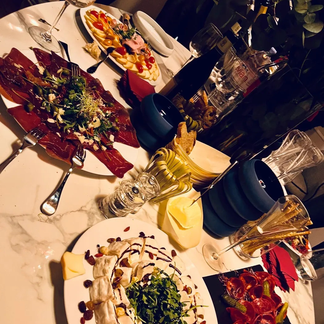 Image alt description