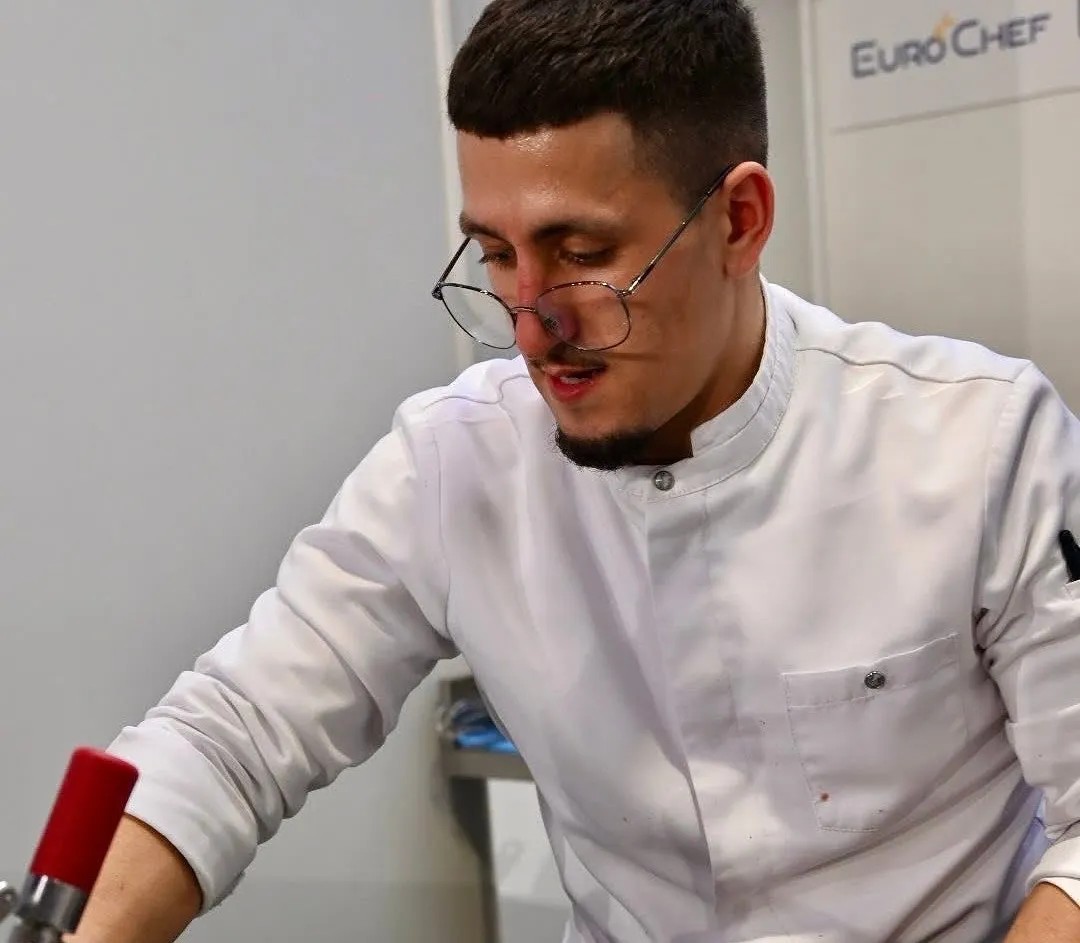 Image alt description