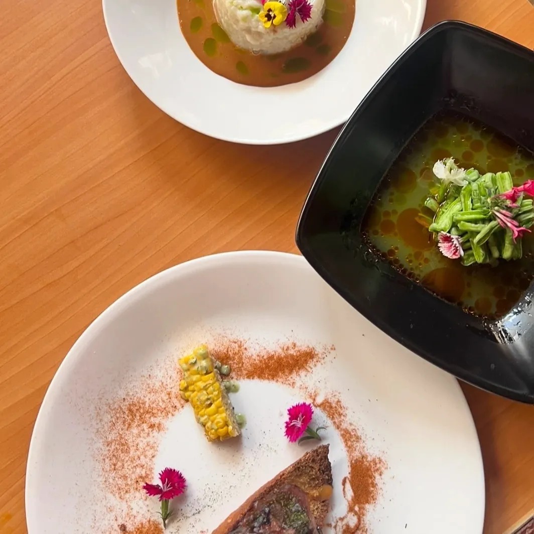 Image alt description