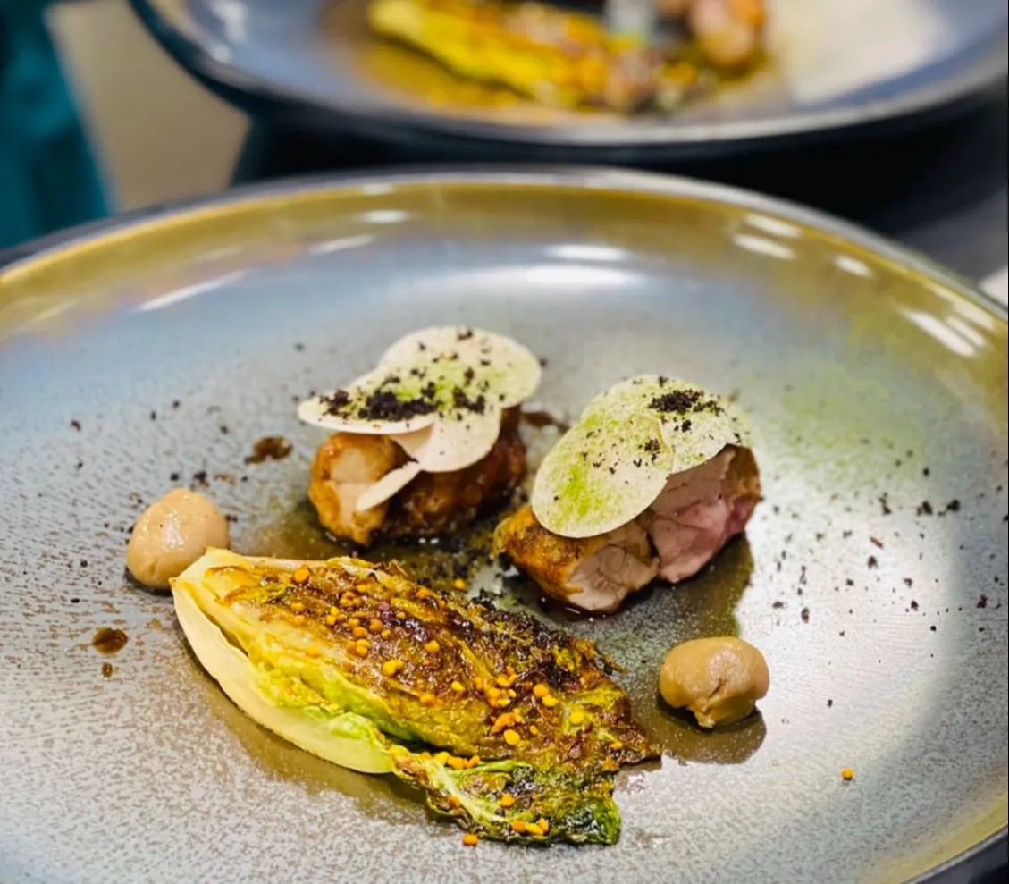 Image alt description