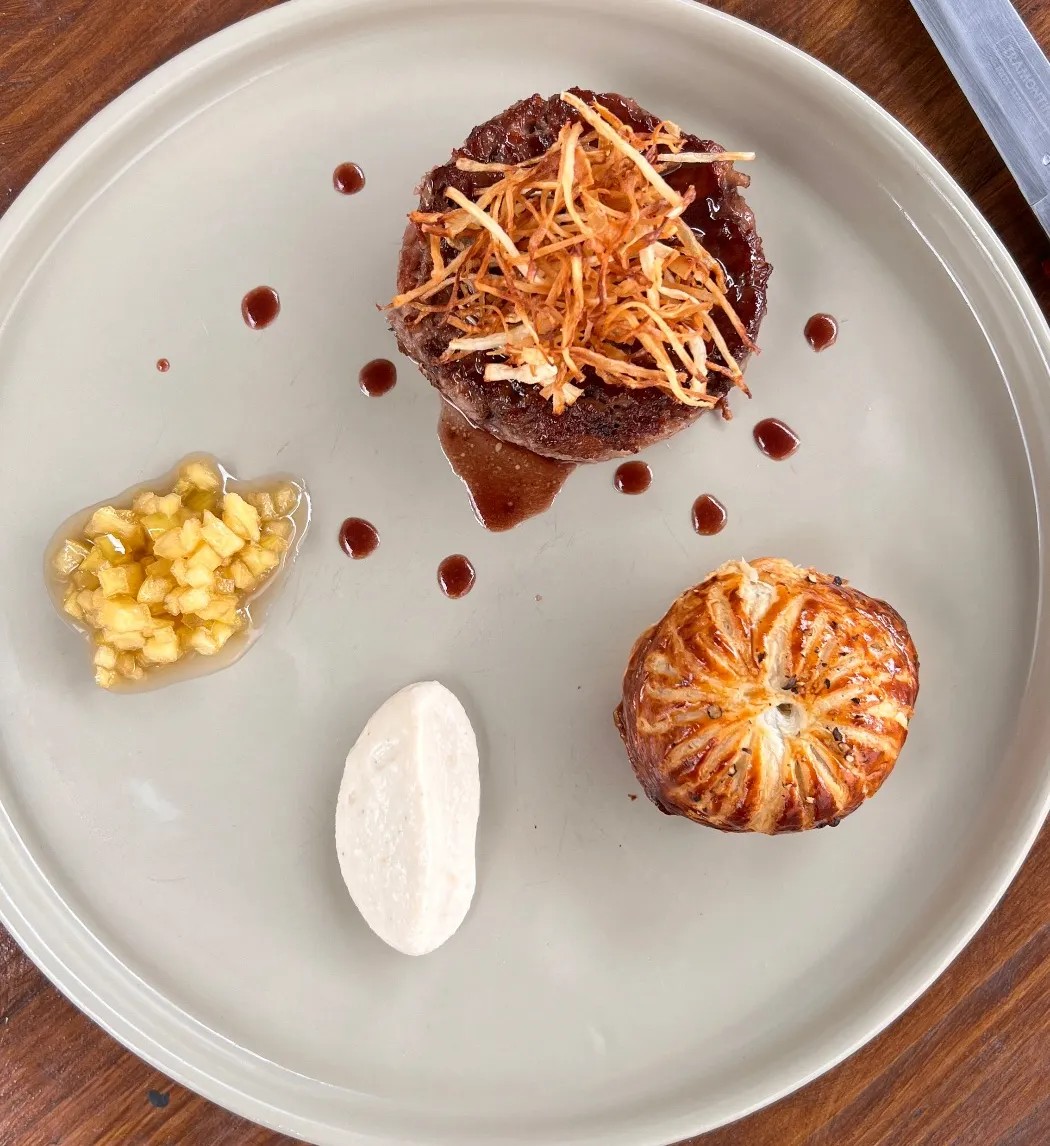 Image alt description