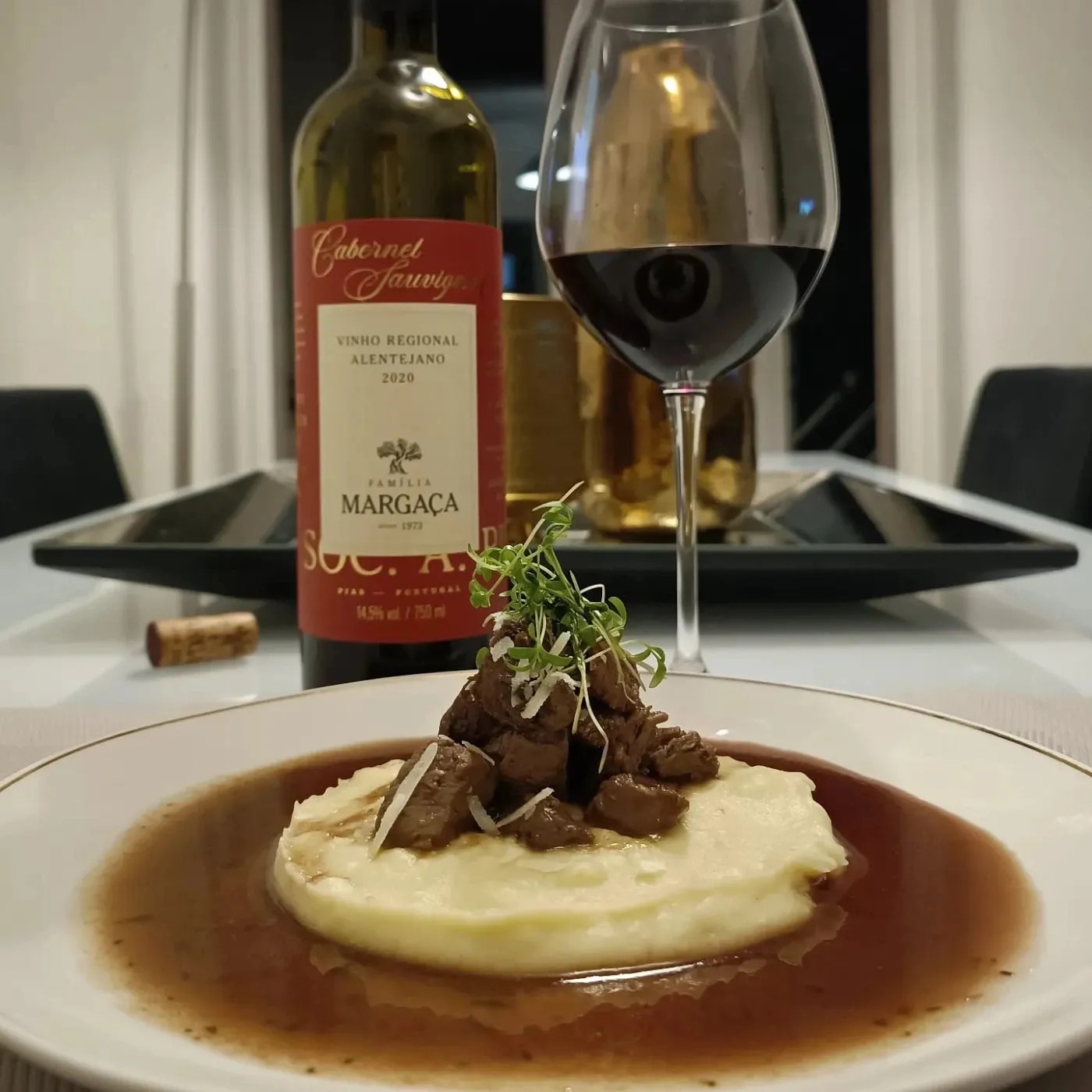 Image alt description