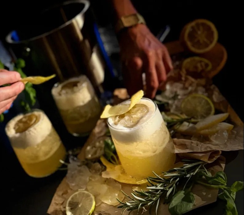 Image alt description