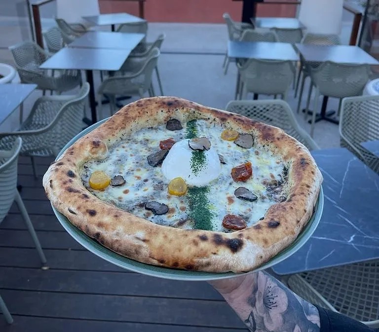 Image alt description