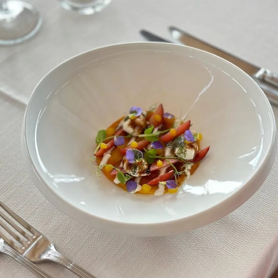 Image alt description