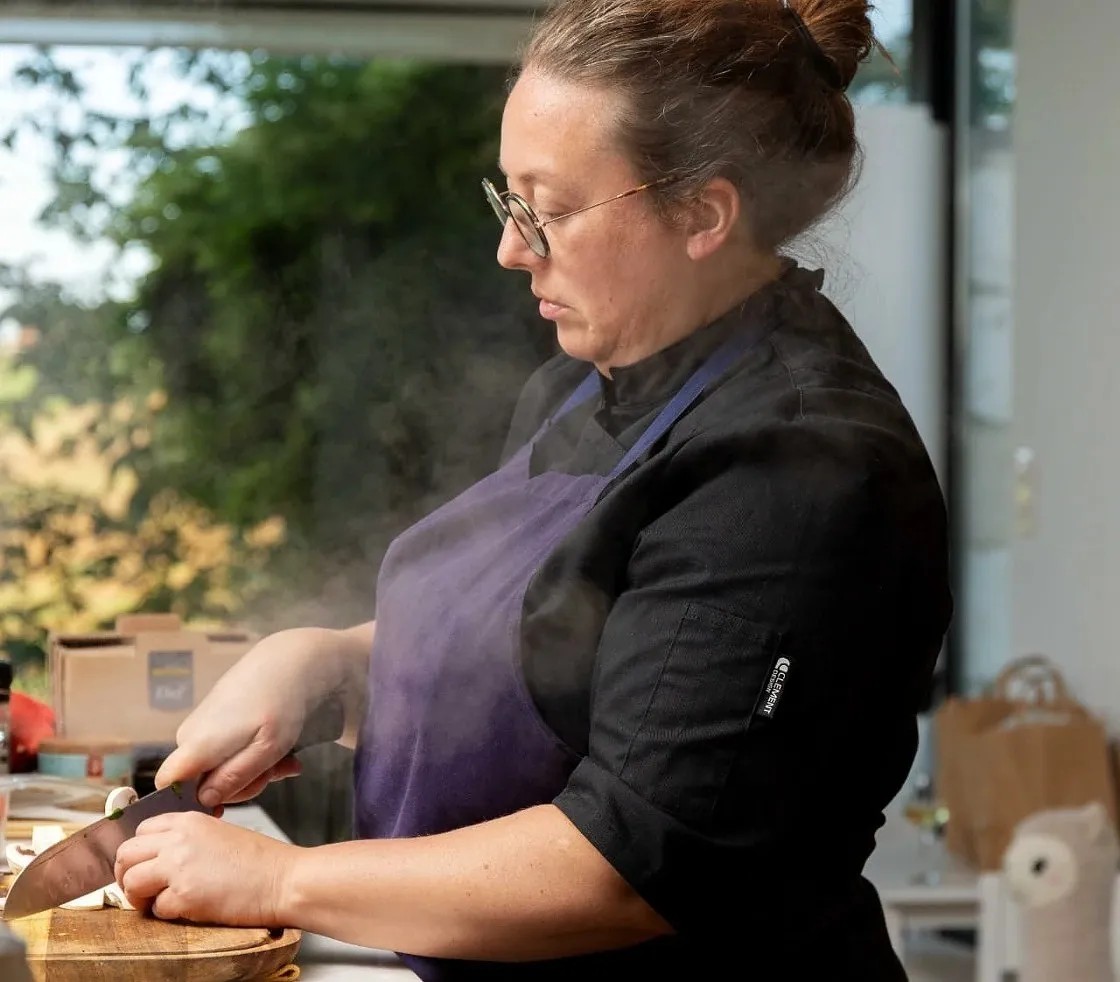 Image alt description