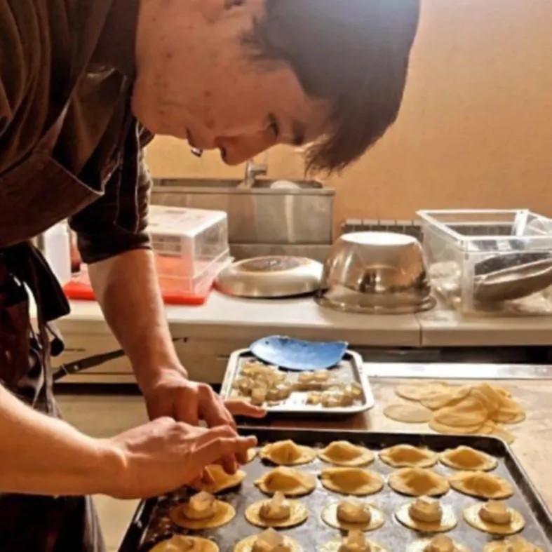 Image alt description