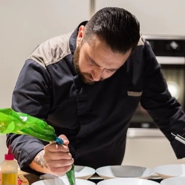 Image alt description