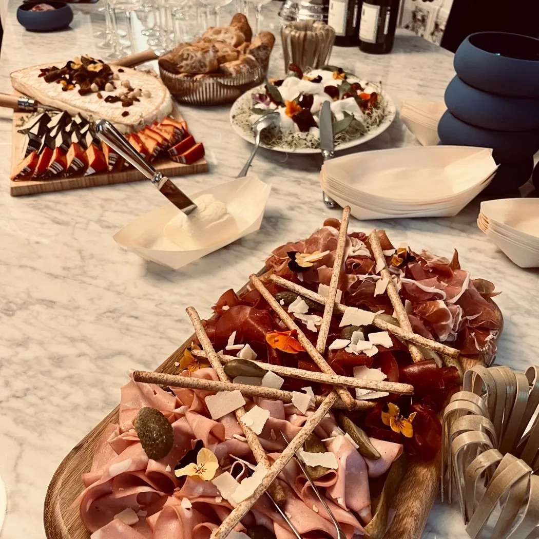 Image alt description