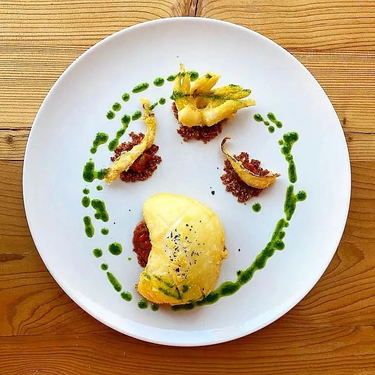 Image alt description