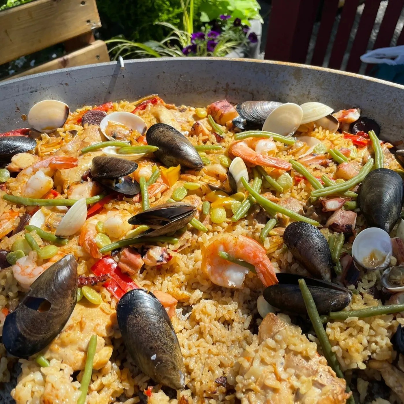 Image alt description