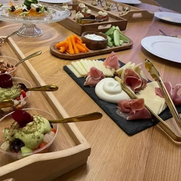 Image alt description